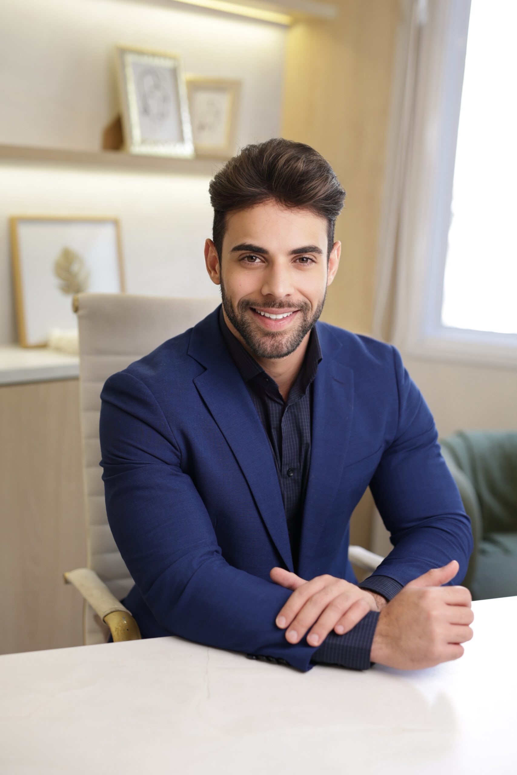 Dr. Rafael Vivas em seu consultório
